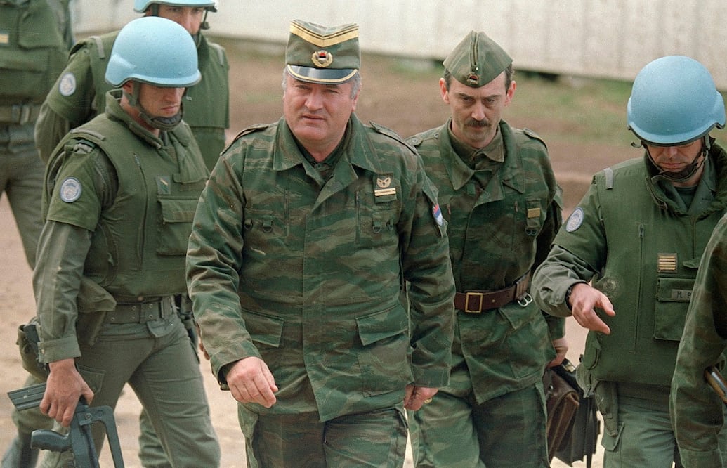 El general del ejército serbobosnio Ratko Mladic (segundo por la izquierda), acompañado por un ayudante y por tropas francesas de seguridad de la ONU en abril de 1993. Foto: AP