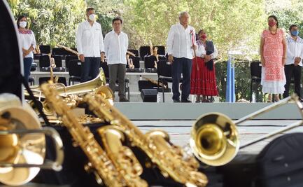 "Más vale una flauta que un arma"; AMLO promete entregar instrumentos para bandas musicales de Oaxaca