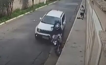 Video. Conductor atropella a ladrones que amagaban a una mujer en Iztapalapa