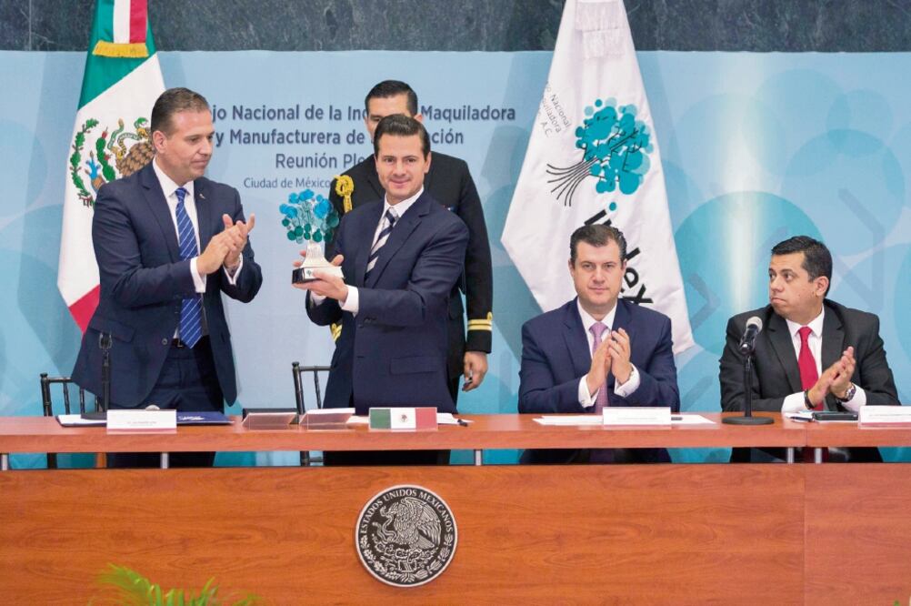 El presidente Enrique Peña Nieto afirmó que la decisión de hacer “un frente común” entre su gobierno y el que encabezará Andrés Manuel López Obrador para atender el TLCAN da certidumbre frente a socios comerciales (PRESIDENCIA)