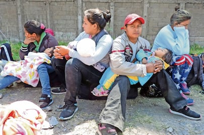Migrantes dejan Edomex en tren con chatarra