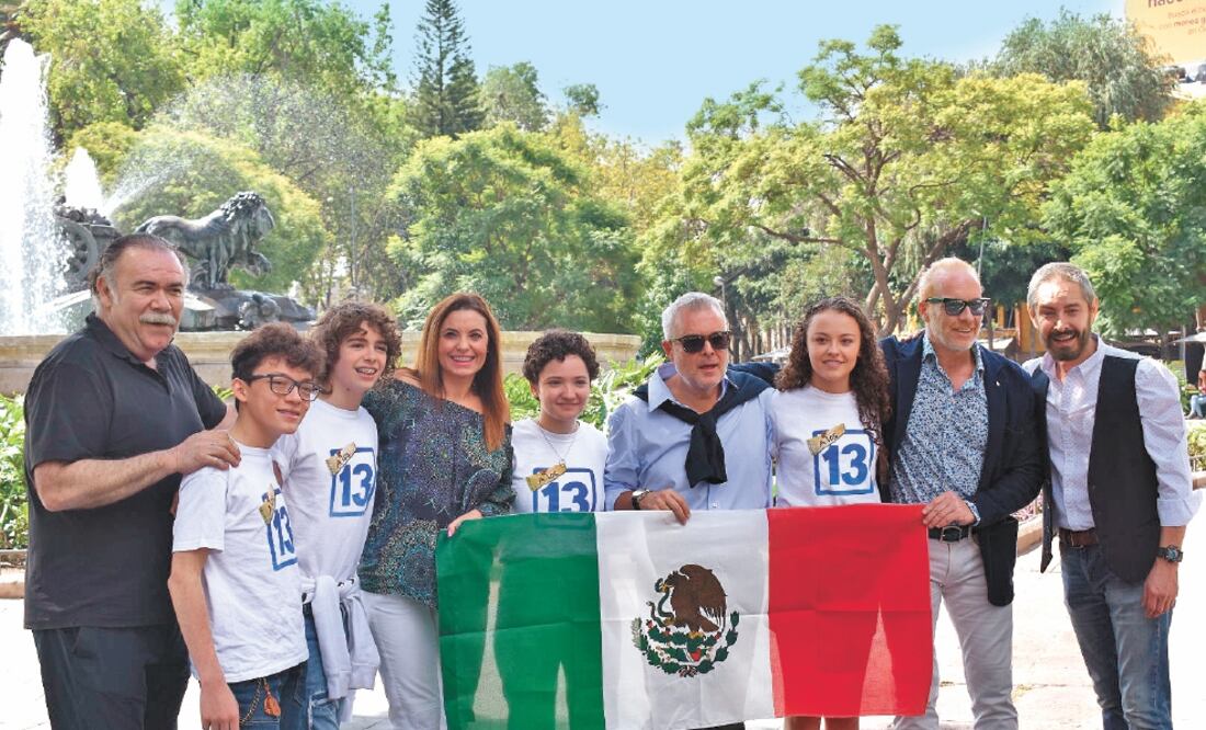 El grupo posó con la bandera de México antes de pasear en Turibus. Foto/Ricardo Díaz. El Universal