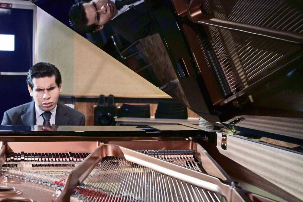 José Antonio López analiza la posibilidad de estudiar una maestría, prepararse para dar clases e incluso adentrarse más en los programas de computadoras que permitan aprender y enseñar mejor el piano (FOTOS: CARLOS MEJÍA. EL UNIVERSAL)