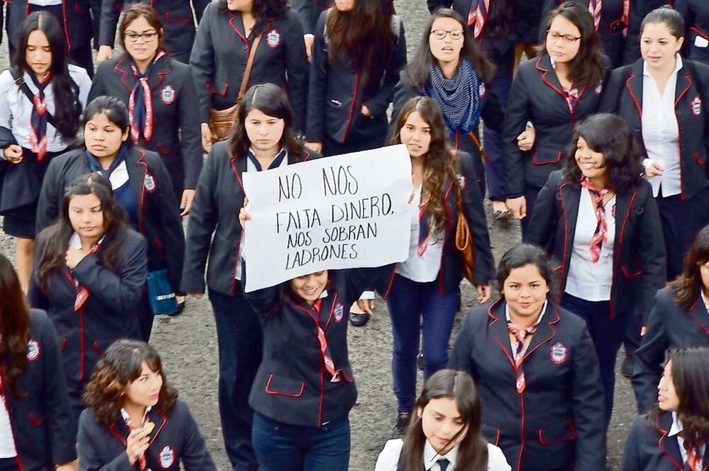 Estudiantes se sumaron a las marchas por pagos pendientes; en la imagen, alumnos de la Escuela Normal Veracruzana (MIGUEL CARMONA. EL UNIVERSAL)
