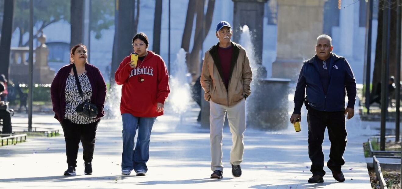 Los capitalinos volvieron a sacar chamarras y bufandas del clóset, ya que desde el domingo descendió la temperatura. Fotos: Fernanda Rojas y Rafael García / EL UNIVERSAL