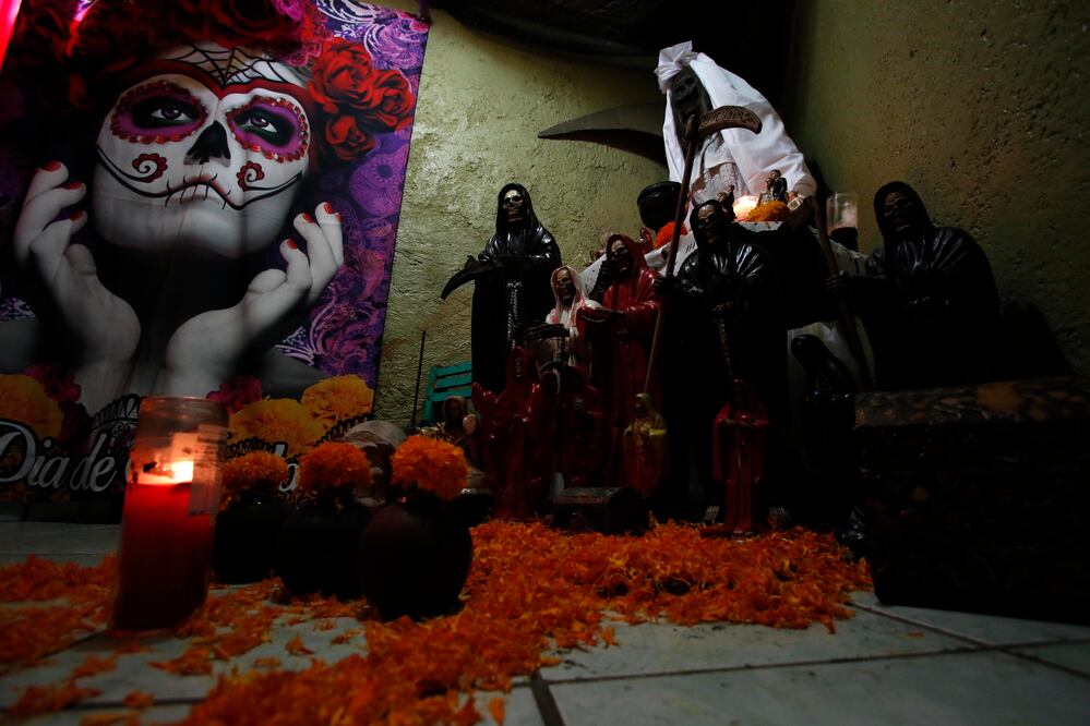 Candela, esposa de El Jaguar cuenta que aunque el día de la Santa Muerte es el 18 de agosto, no está demás ponerle su altar en estas fechas (TONY RIVERA. EL UNIVERSAL)