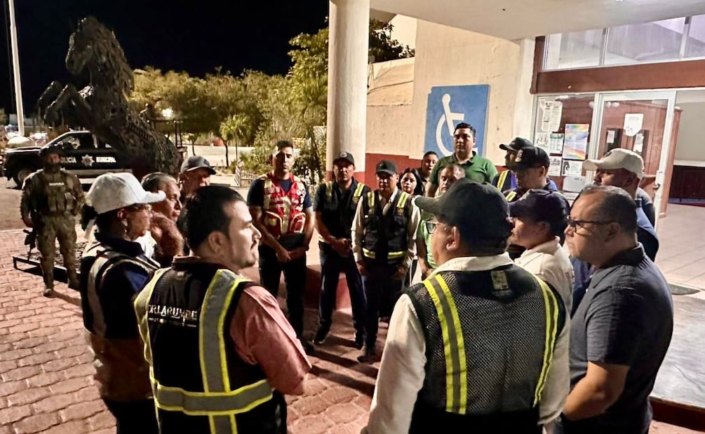 Agentes de investigación y peritos acudieron al lugar de los hechos para procesar la escena. Foto: Especial