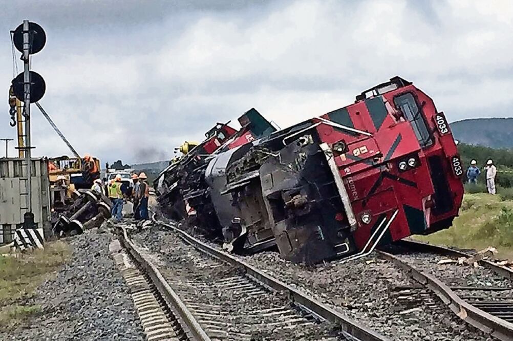 Ladrones descarrilaron un tren en Tequisquiapan por acciones de un grupo delictivo; el retiro de los vagones y máquinas volcadas duró 24 horas (ARCHIVO EL UNIVERSAL)