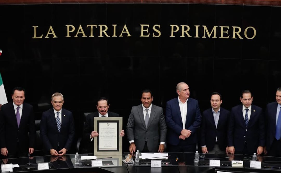Juan Francisco Ealy Ortiz, presidente Ejecutivo y del Consejo de Administración de EL UNIVERSAL, recibió un reconocimiento por su trayectoria al frente del Gran Diario de México, en el Senado de la República. Foto: Diego Simón Sánchez