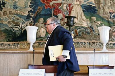 Carstens se va; niega pleito con EPN y pega al peso