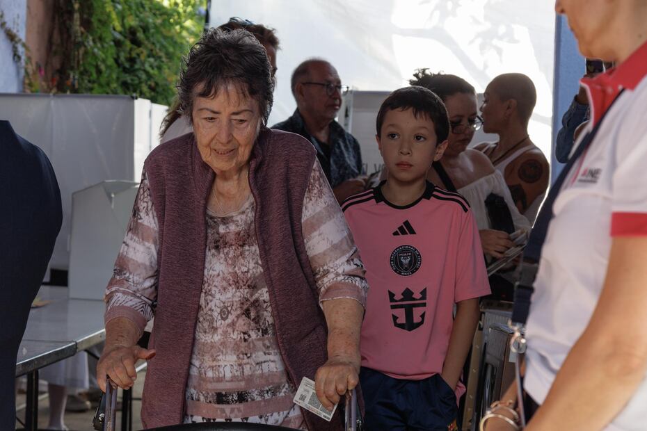 Ciudadanos de la tercera edad e infantes que acompañaron a sus padres emitieron su voto en Saturnino Hernán 35, San José Insurgentes, en la alcaldía Benito Juárez. Foto: Yaretzy Osnaya / EL UNIVERSAL