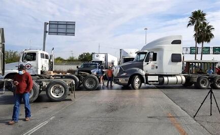 Choferes bloquean puente en Nuevo Laredo; denuncian ser obligados a volver con camiones vacios 