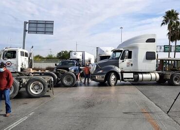 Choferes bloquean puente en Nuevo Laredo; denuncian ser obligados a volver con camiones vacios