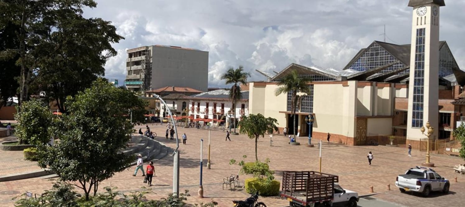 Parque principal de El Carmen de Viboral, municipio colombiano donde fue hallada muerta una mexicana. FOTO: DAVID CALL/EL TIEMPO/GDA