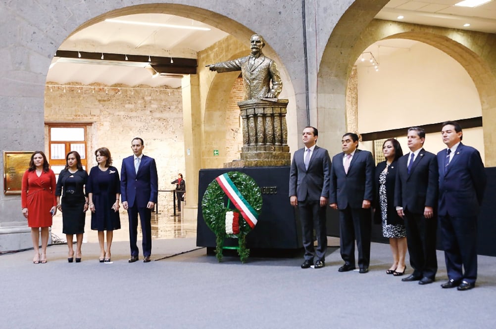 Senadores de todos los partidos, encabezados por Roberto Gil, presidente de la Mesa Directiva, montaron guardia ante la estatua de Belisario Domínguez (ESPECIAL)