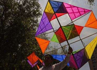 Vuelan simbólicamente 100 papalotes en honor a Francisco Toledo