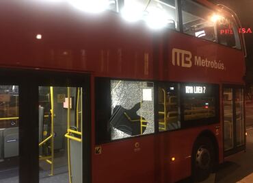 Golpean a Metrobús en Auditorio; le rompen ventana