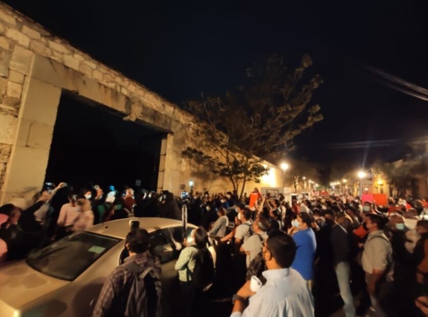 Maestros irrumpen en boda de Elba Esther Gordillo y causan destrozos