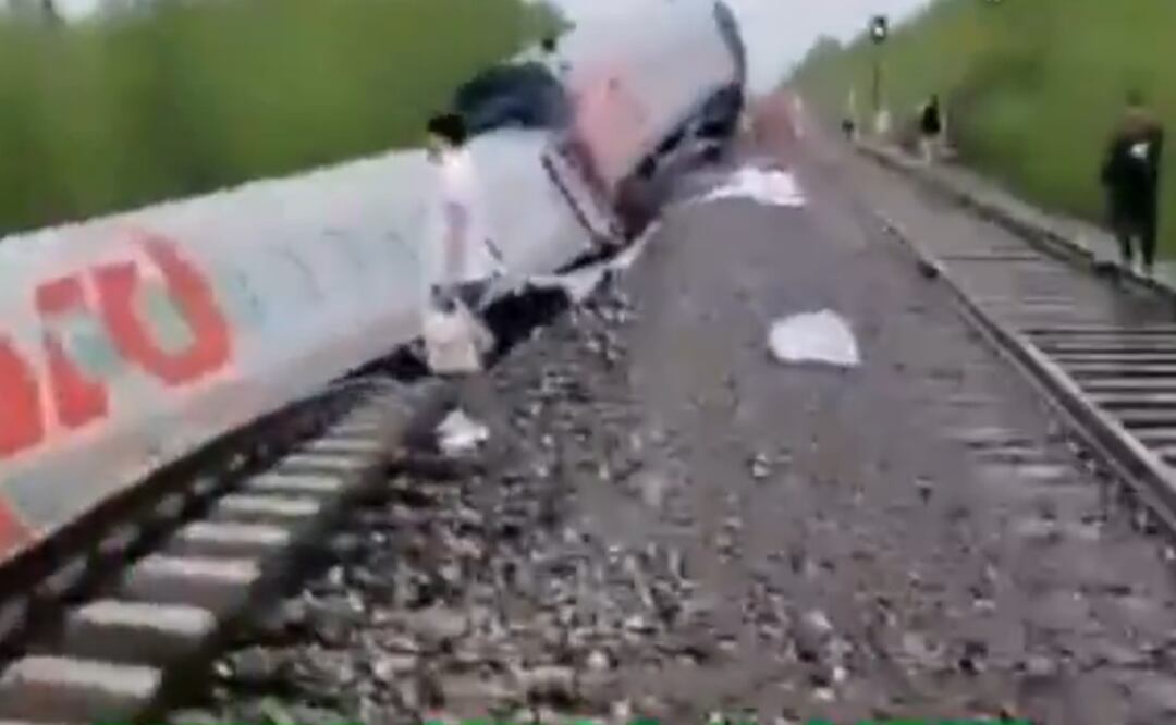 Hasta el momento se estima que el accidente se debió a una rotura de la vía férrea ocasionada por las copiosas lluvias que azotaron los últimos días esta región. Foto: Tomada de video X / @mundoenbreve