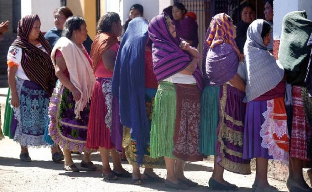 In Ocumicho, marrying at age 13 is common. (Photo: Armando Solís / EL UNIVERSAL)