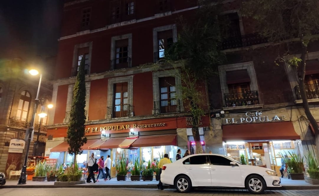 Vista nocturna del café El Popular, que ofrece servicio 24 horas desde hace más de 70 años. Foto: Raúl J. Fontecilla/EL UNIVERSAL.