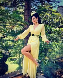 Espectacular, Maribel Guardia impacta con escote y look en blanco