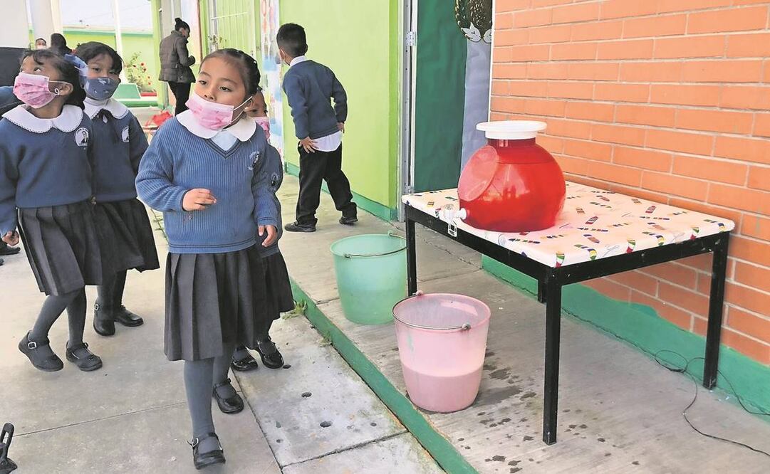 Para el lavado de manos y uso de sanitarios, los alumnos del kínder-primaria Benito Juárez utilizan cubetas con agua. Foto: Especial
