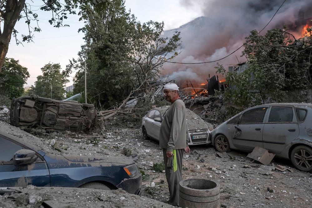 Un ucraniano herido inspecciona los daños a su casa luego de un ataque ruso, en Kiev. FOTO: EFE