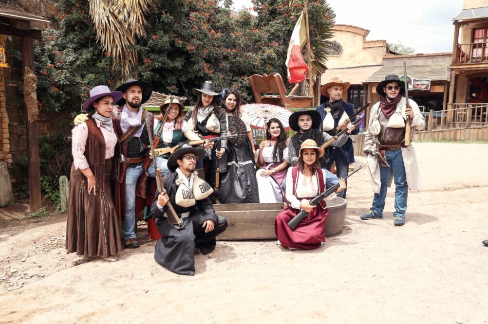 Los 16 finalistas recorrieron los sitios más emblemáticos del estado antes del concurso que tendrá como sede el teatro Ricardo Castro, que por años fue cine (GERMÁN ESPINOSA. EL UNIVERSAL)