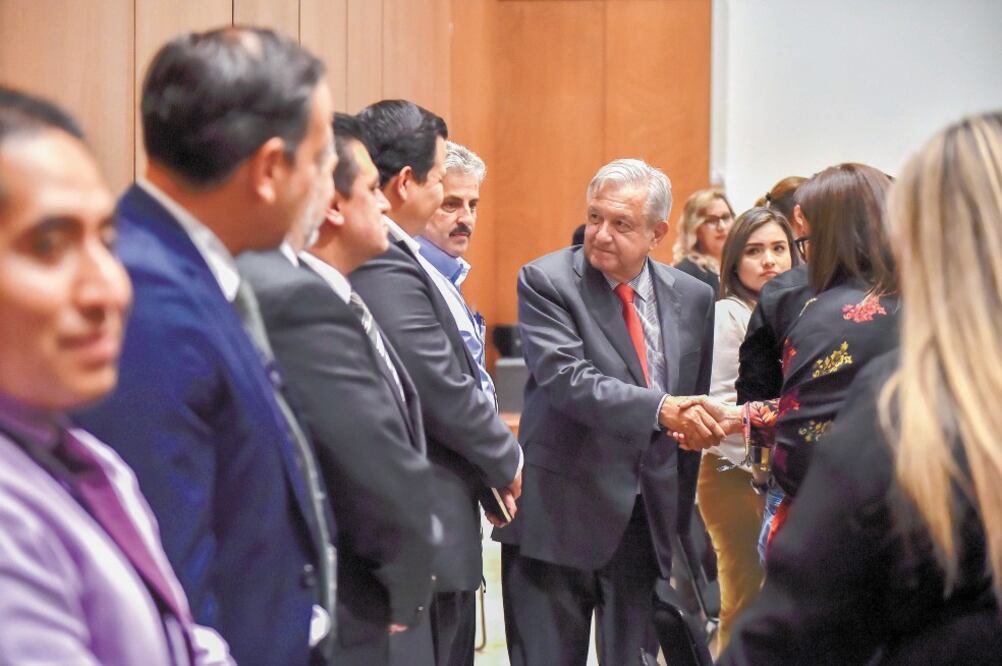 Al término del encuentro, los padres de víctimas del incendio en la estancia infantil se mostraron conformes con la promesa del Presidente. Foto: CORTESÍA: PRESIDENCIA