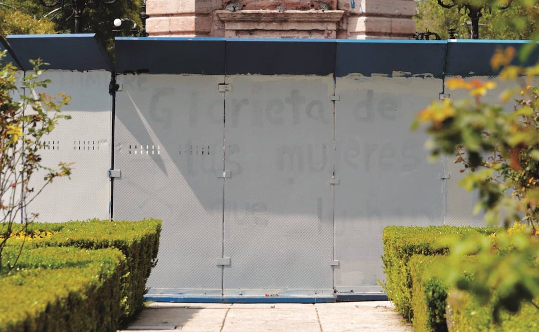 La frase “Glorieta de las Mu-jeres que Luchan” fue borrada. Foto: Berenice Fregoso/ EL UNIVERSAL.