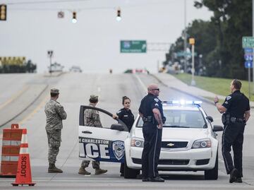 Policías de EU se enfrentan con hombre en ruta de evacuación de "Matthew"
