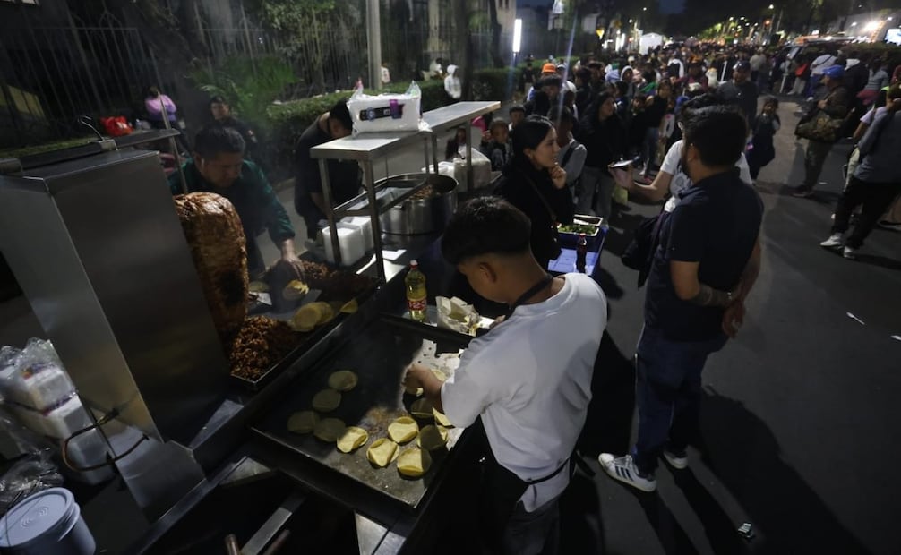 Familias ofrecen comida y agua a peregrinos; convierten sus promesas y agradecimientos en ayuda comunitaria.
Foto: Luis Camacho.