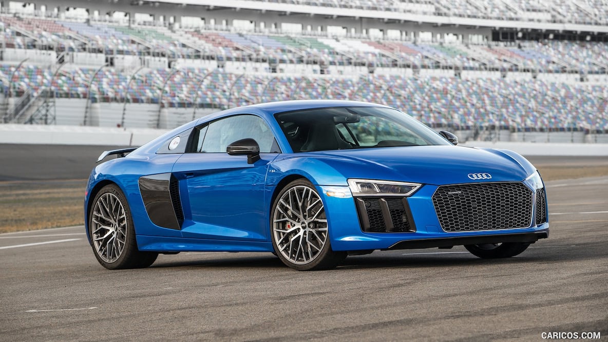 Audi R8 rentado se parte a la mitad y se incendia luego de chocar con 13 autos