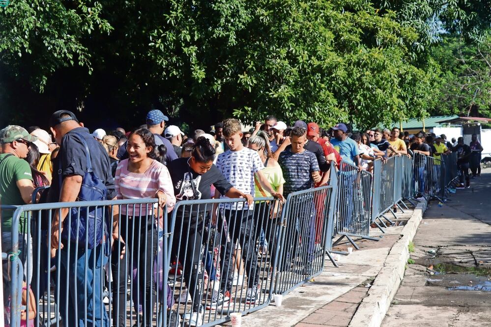 Migrantes buscan regularizar sus documentos migratorios para llegar a Estados Unidos. Foto: Juan Manuel Blanco | Archivo EFE