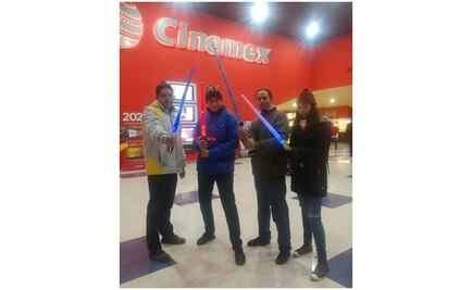 Con chamarras, gorros... y hasta cobijas: así fueron fans de Star Wars a ver el último filme