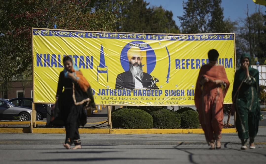 Una bandera con la imagen del difunto líder separatista Hardeep Singh Nijjar se muestra afuera del templo Guru Nanak Sikh Gurdwara Sahib en Surrey, Columbia. Foto: Darryl Dyck/The Canadian Press vía AP, Archivo