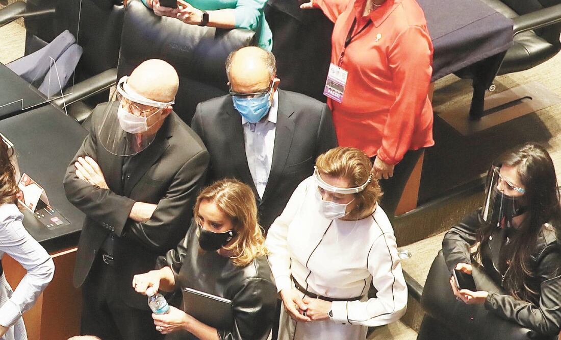 Jornada de discusión. Entre cubrebocas y caretas, los legisladores de la Comisión Permanente tuvieron una intensa negociación para ir a un extraordinario. BERENICE FREGOSO. EL UNIVERSAL