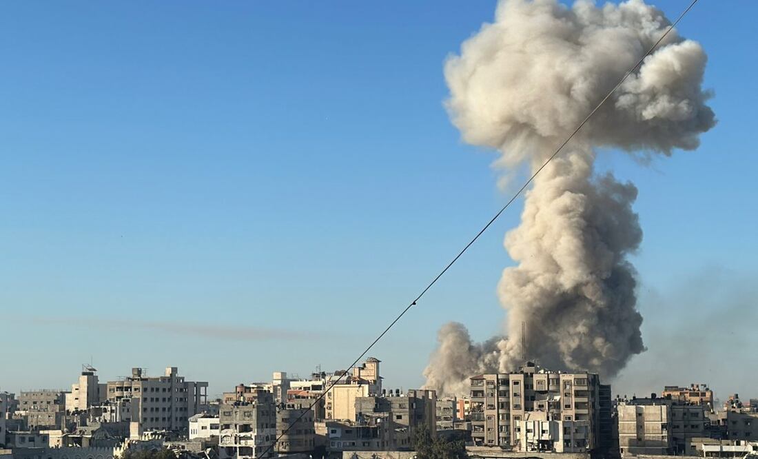 Una columna de humo en Gaza tras un ataque aéreo. Foto: EFE