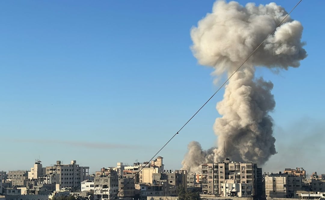 Una columna de humo en Gaza tras un ataque aéreo israelí. Foto: EFE