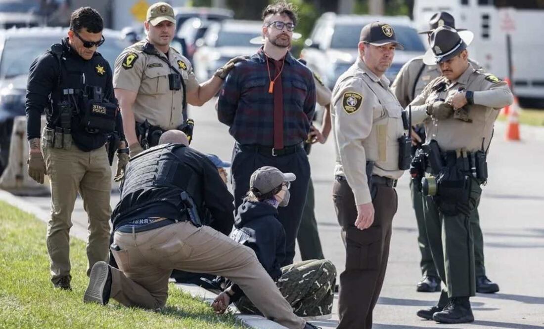 Autoridades detienen a personas que participan en una protesta contra el Servicio de Control de Inmigración y Aduanas (ICE) cerca de Chicago, en Broadview, Illinois, el 17 de octubre de 2025. Foto: EFE