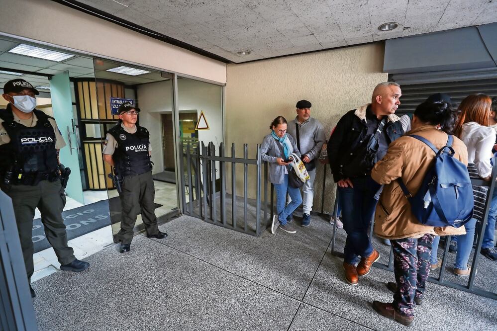 Venezolanos al esperar ayer informes afuera del consulado de su país en Quito, tras el anuncio del presidente Nicolás Maduro del cierre de estos espacios y la embajada en Ecuador. Foto: de José Jácome. El Universal
