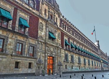 SFP inhabilita a empresa que limpiaba oficina de AMLO