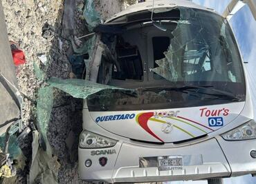 Camión de turistas de Querétaro es embestido por tren en Monclova; deja al menos 23 heridos