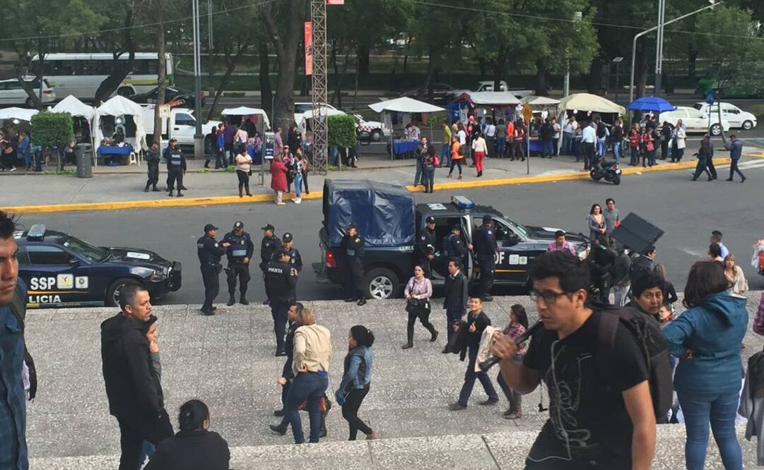 Elementos policiacos resguardan los alrededores del Auditorio Nacional en el concierto de este sábado. Fotografía de Cristina Pineda EL UNIVERSAL