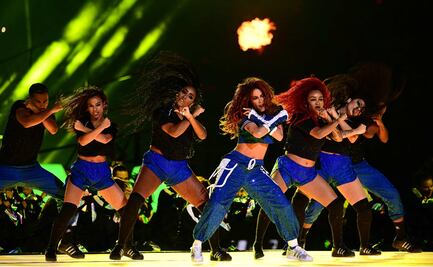 Anitta sorprende con sensuales movimientos durante el show previo a la Champions League