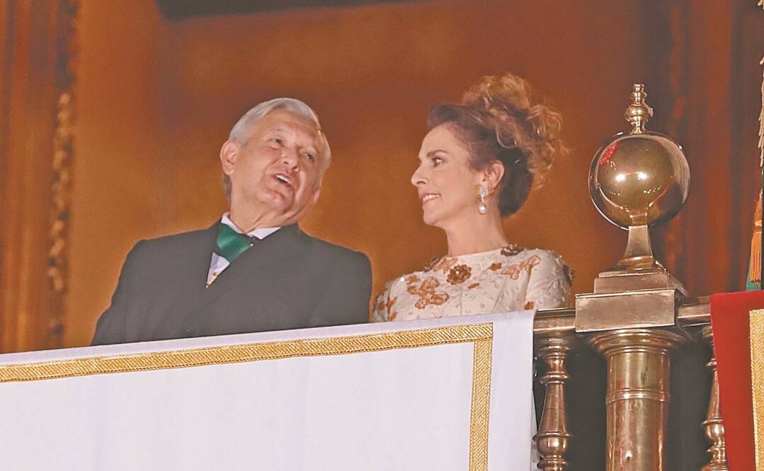 López Obrador y su esposa Beatriz Gutiérrez Müller disfrutaron del espectáculo de pirotecnia. Foto: BERENICE FREGOSO. EL UNIVERSAL