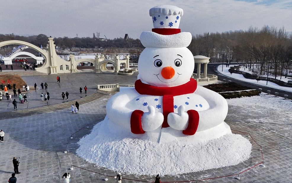 El 17 de diciembre se construyó un muñeco de nieve gigante en el parque de la música Qunli. Construido con una bufanda roja, un gorro rojo y un rostro sonriente, este símbolo anual de la ciudad atrajo a una multitud de turistas. Foto: Xinhua