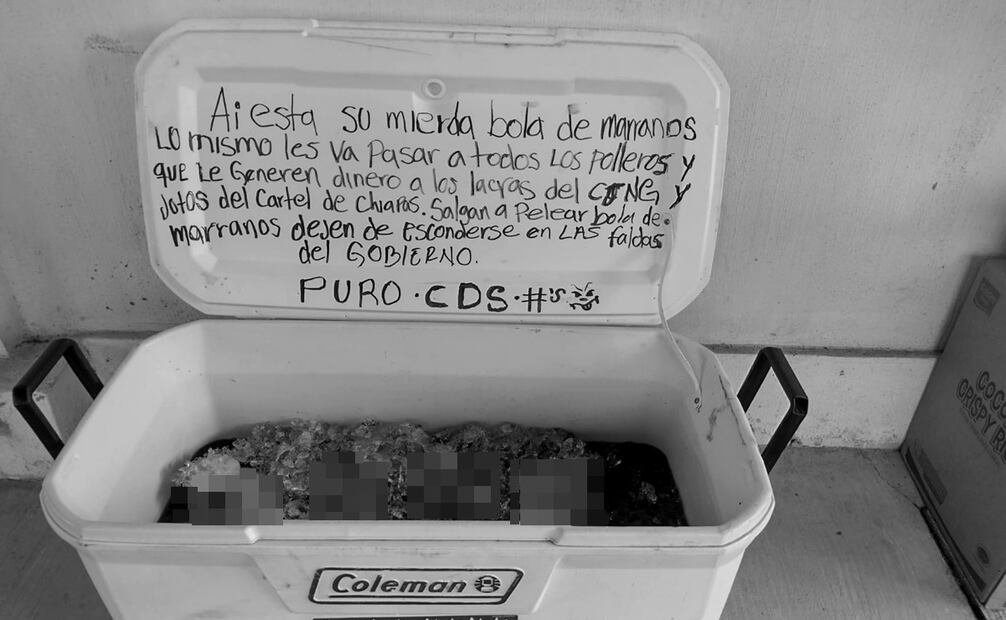 Pobladores se alarmaron al ver la hielera, que al abrir, encontraron las cuatro cabezas cubiertas con cubitos de hielo y una leyenda donde una organización criminal se atribuye la autoría del homicidio de los cuatro hombres. Foto: Especial.