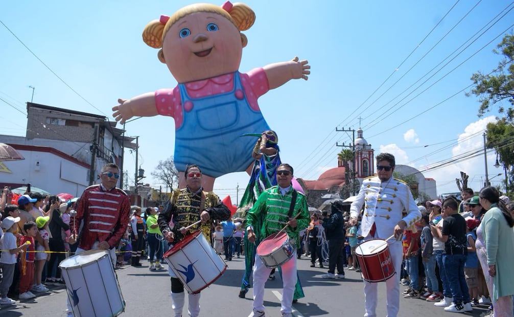 Entre globos y risas, Xochimilco celebra el Día del Niño; familias disfrutan desfile y actividades.
Foto: Santiago Cadena / EL UNIVERSAL.